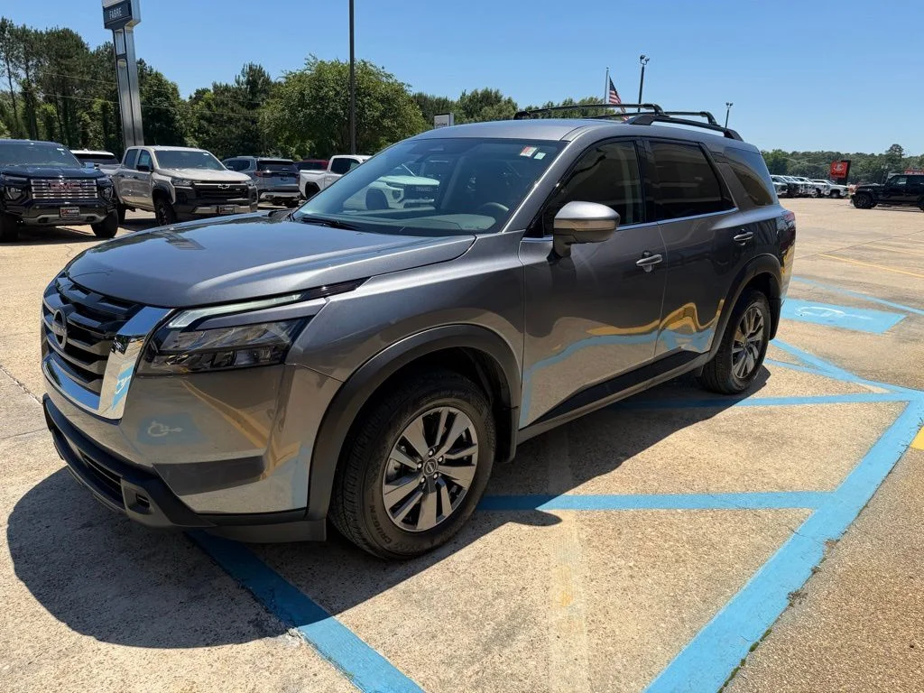 Used 2025 Gray Nissan SV image 3