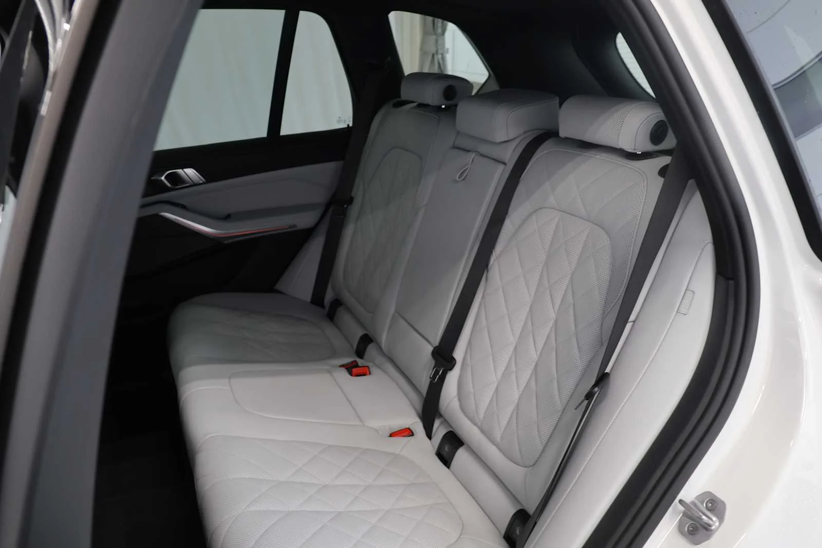 Certified Used 2026 Mineral White Metallic BMW xDrive40i image 22