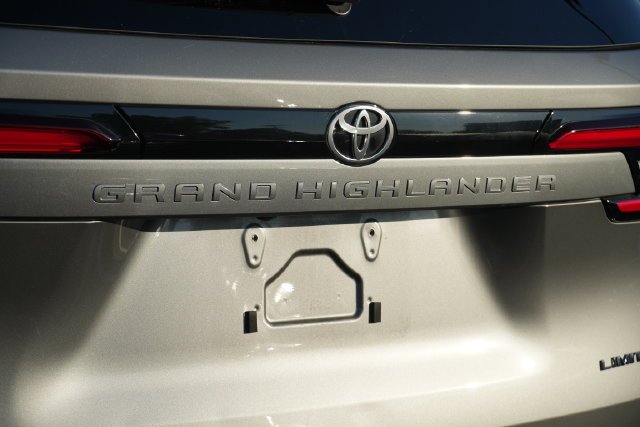 Certified Used 2026  Toyota Limited image 17