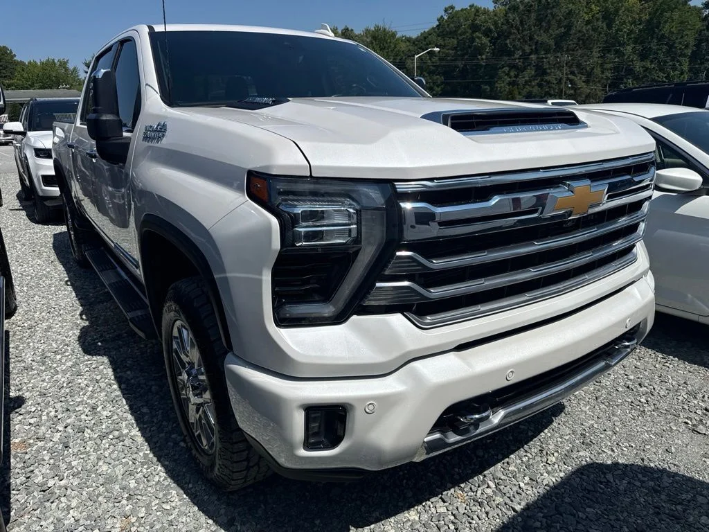 Used 2025 Beige Chevrolet High Country image 2