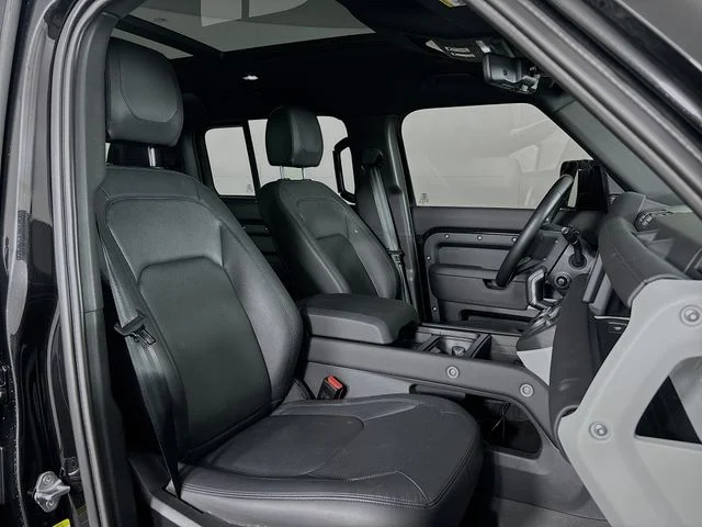Used 2024  Land Rover S image 28