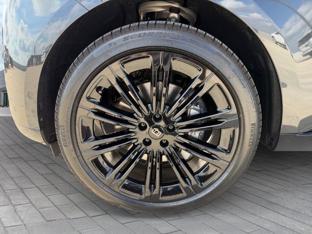 New 2027 Carpathian Grey Land Rover SE image 9