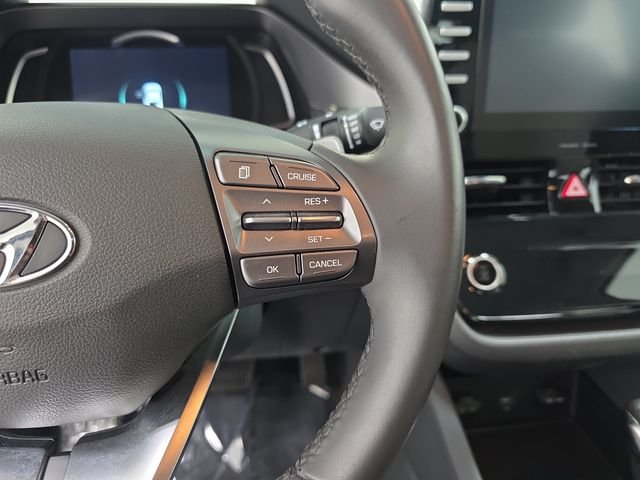 Used 2020 White Hyundai SE image 18
