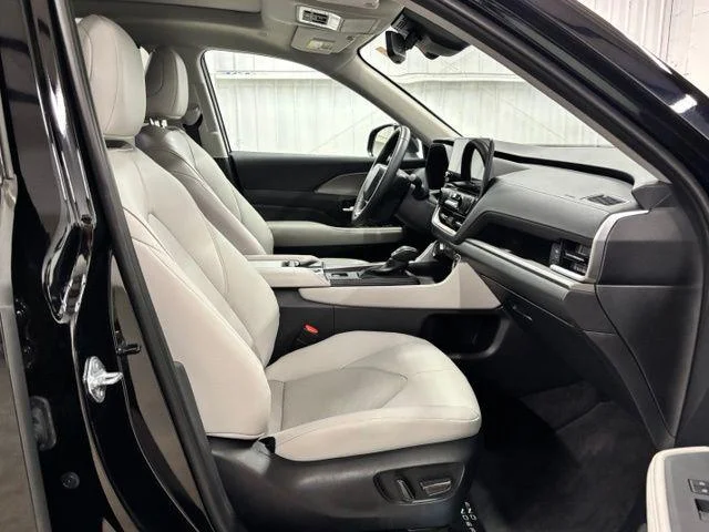 Used 2025 MIDNIGHT BLACK METALLIC Toyota  image 22