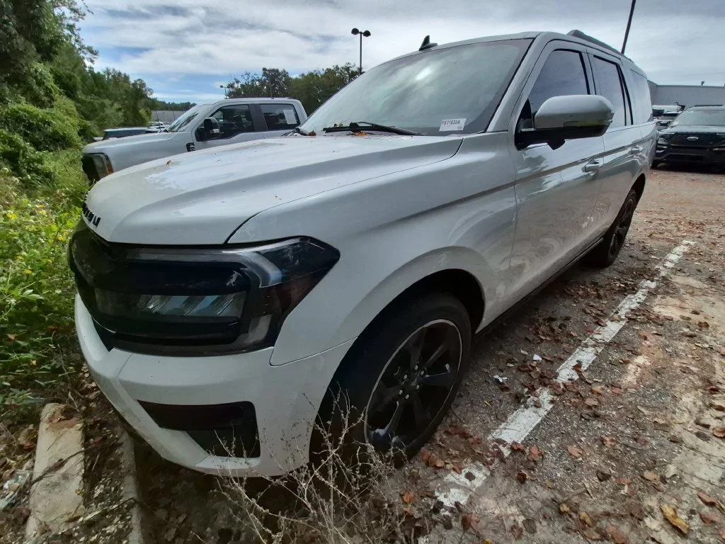 Used 2023 White Ford Limited image 1