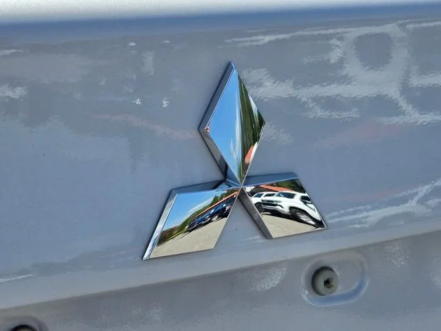 Used 2024 White Mitsubishi  image 17