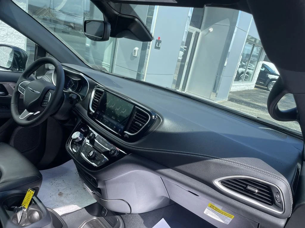 2026 Chrysler Pacifica Select - Photo 15