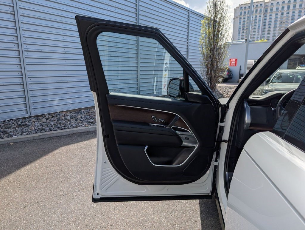 Used 2023 Fuji White Land Rover Autobiography image 11