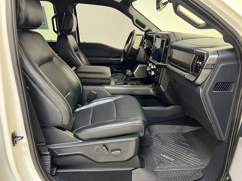 Used 2025 White Ford Lariat image 31