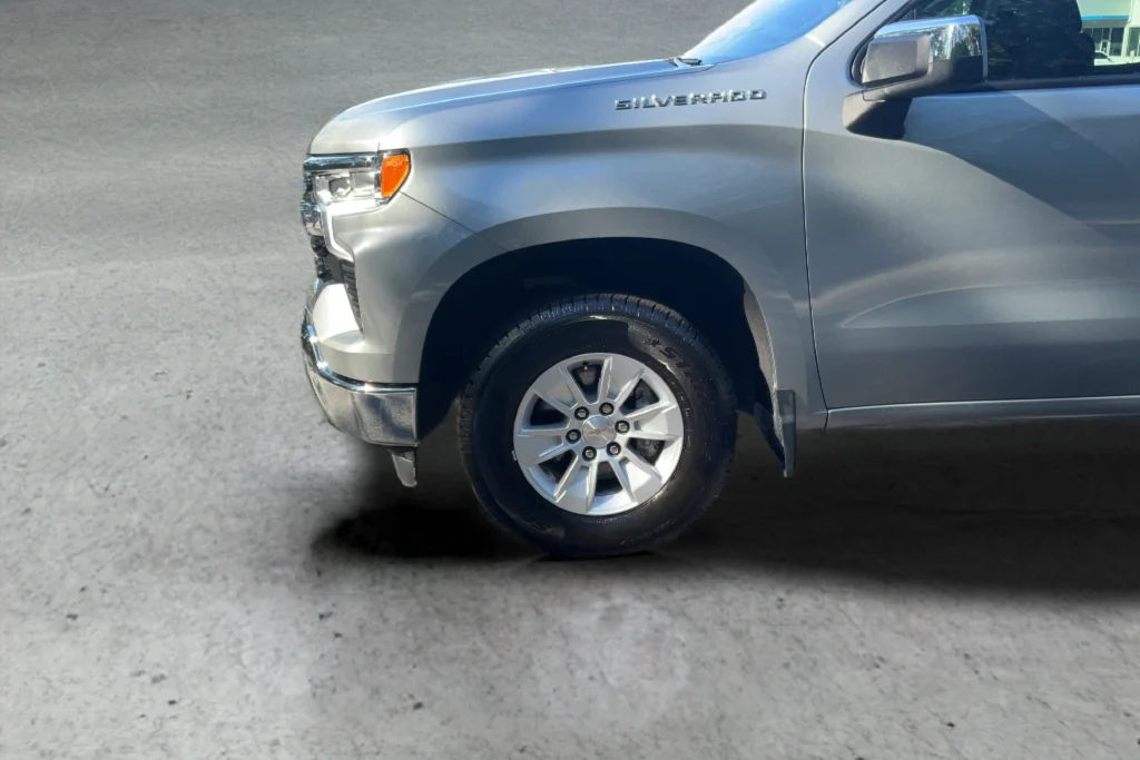 Used 2025 Gray Chevrolet LT image 27