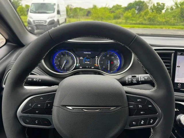 New 2027 Bright White Clear-Coat Exterior Paint Chrysler Select image 23