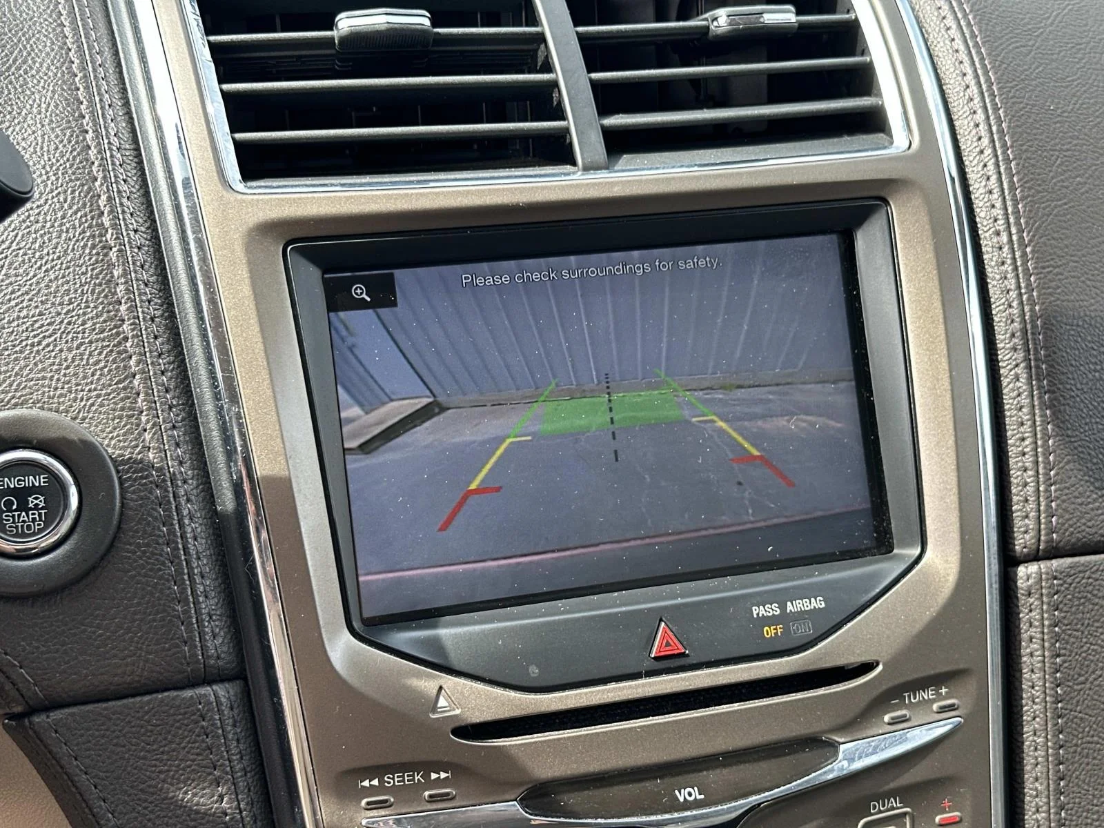 Used 2013 Red LINCOLN FWD 4dr image 17