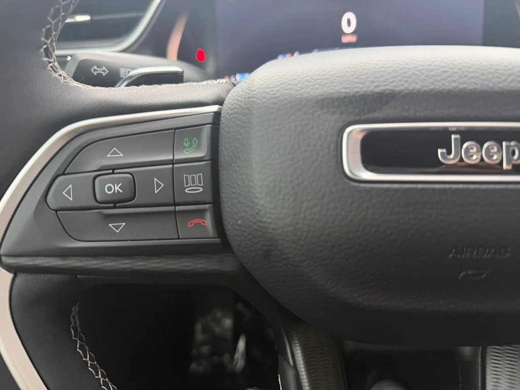 Used 2025 White Jeep Altitude image 24