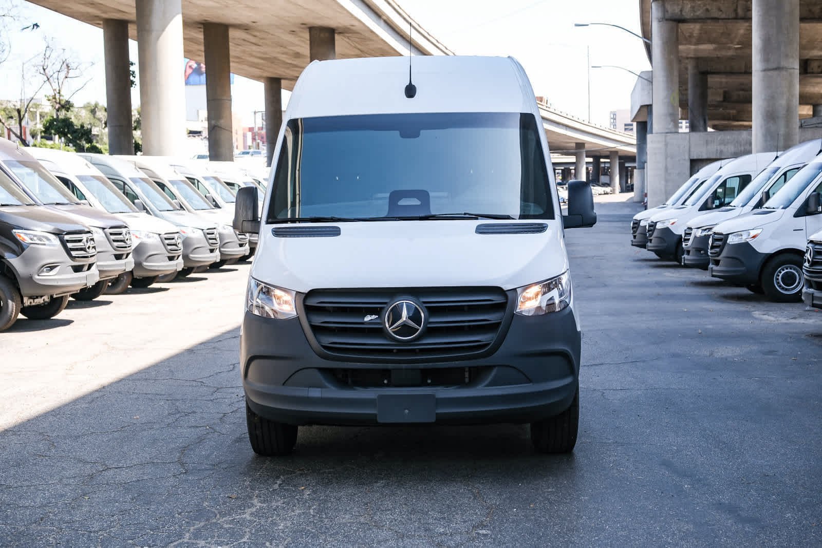 New 2025 Arctic+White Mercedes-Benz Cargo Van 170WB High Roof 113kw Battery RWD SO Mot image 3
