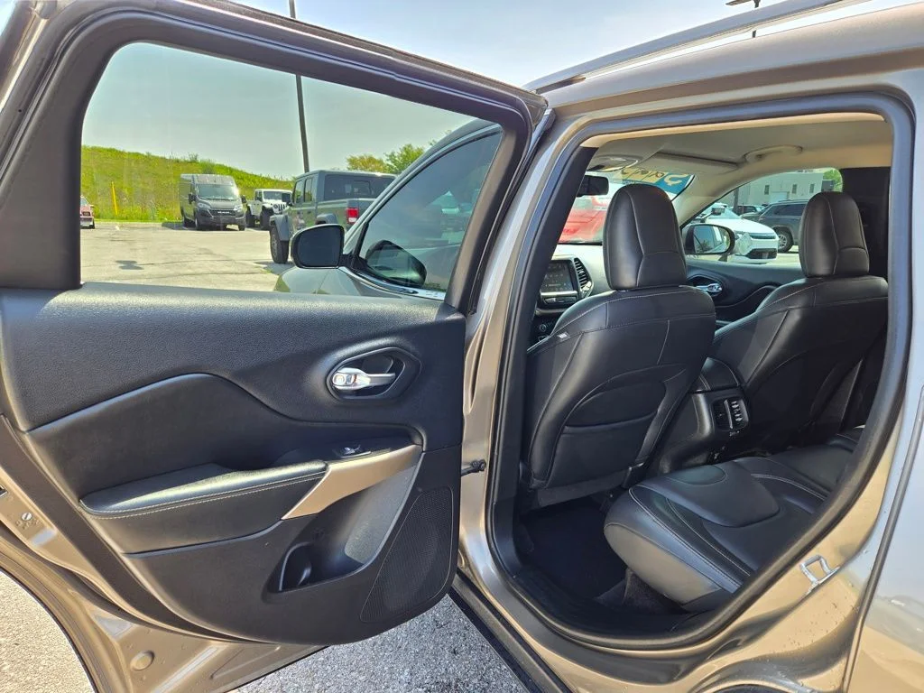 Used 2018 Beige Jeep Limited image 26