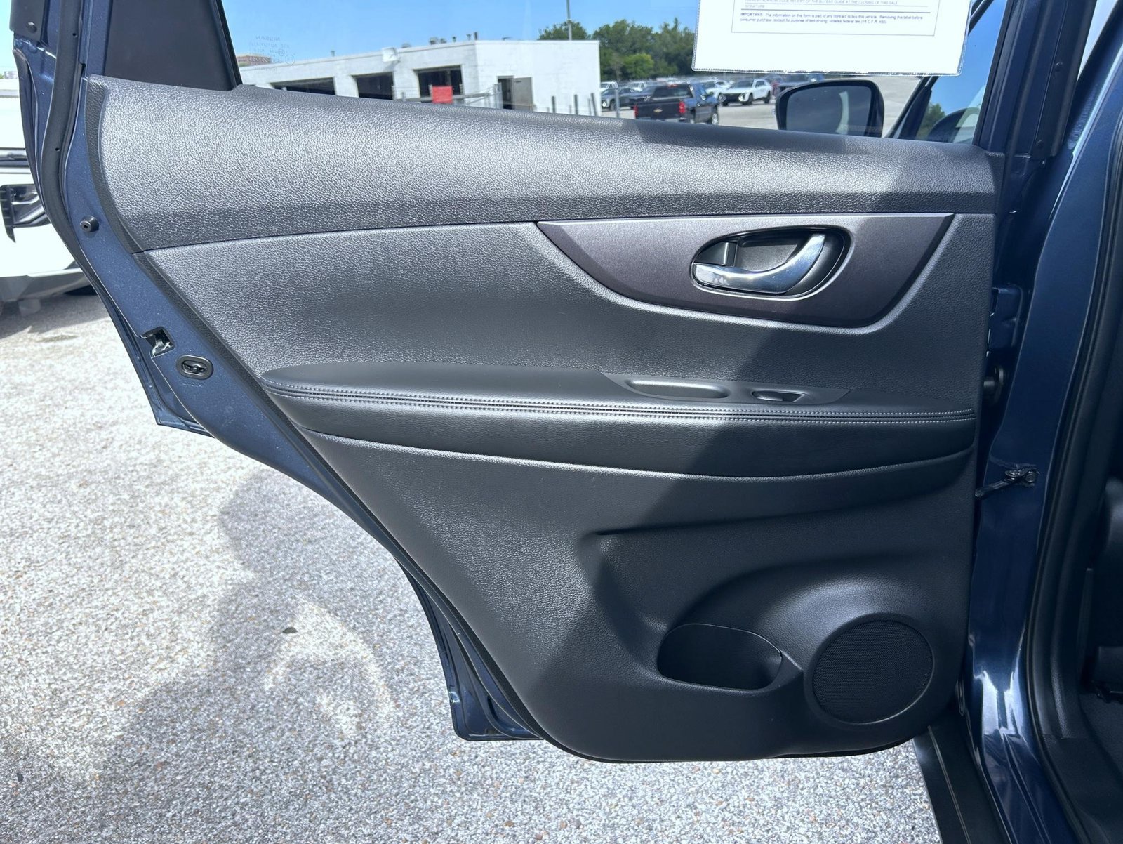 Used 2016 Blue Nissan SV image 17
