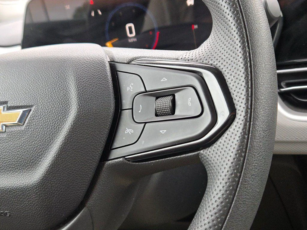 Used 2025 Summit White Chevrolet LT image 28