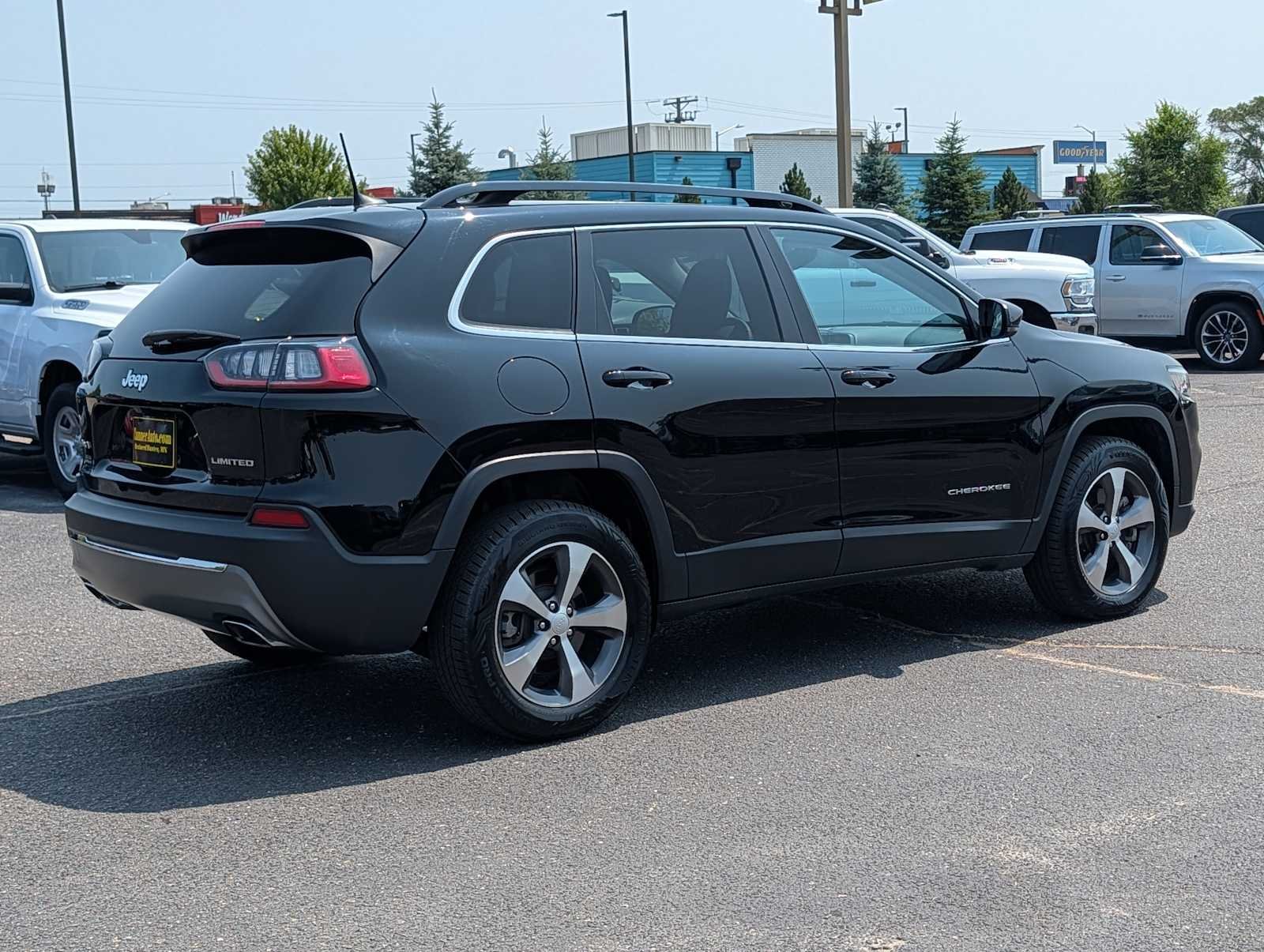 Used 2022 Diamond Black Crystal Pearlcoat Jeep Limited image 7