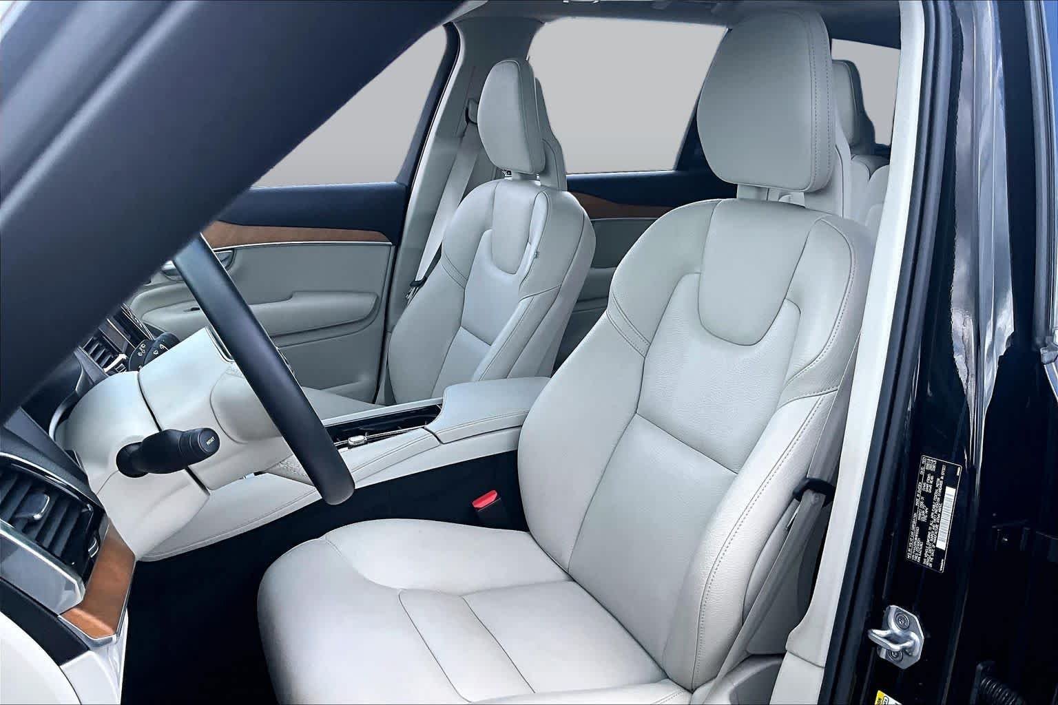 Used 2022 Onyx Black Metallic Volvo Momentum image 7