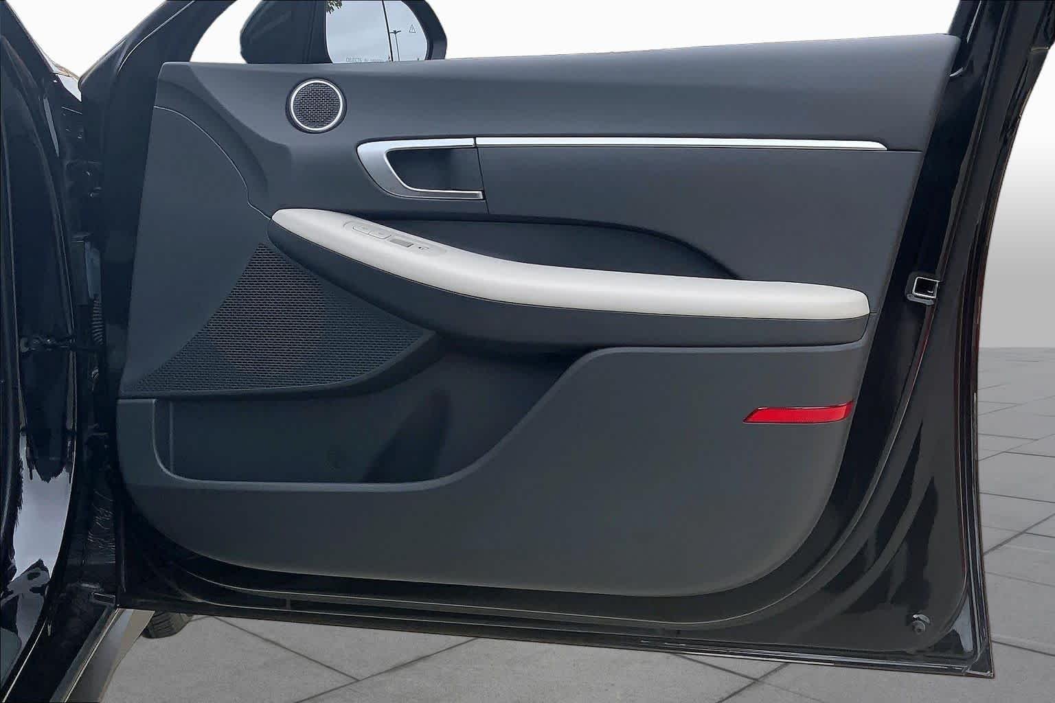 Used 2025 Abyss Black Hyundai SE image 22