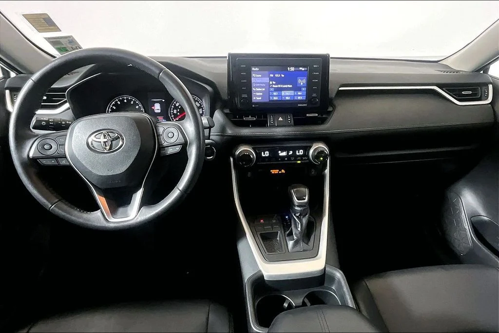Used 2020 White Toyota XLE Premium image 11