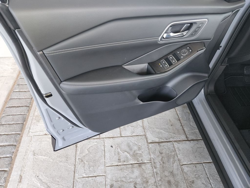 New 2026 Boulder Gray Pearl / Super Black Two-tone Nissan Platinum AWD image 23