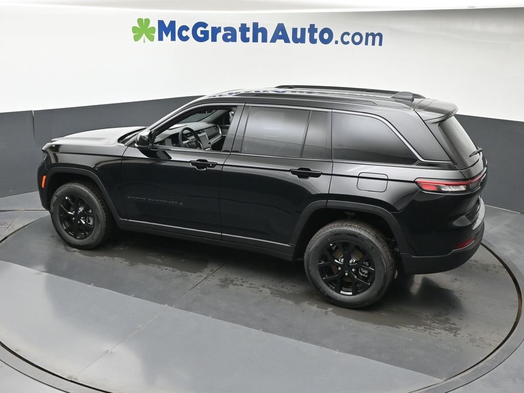 New 2026 Diamond Black Crystal Pearl-Coat Exterior Paint Jeep Altitude image 25
