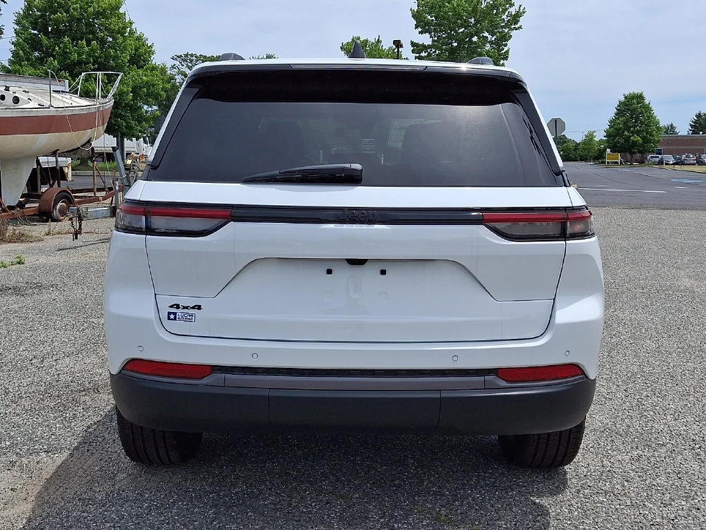 New 2026 Bright White Clear-Coat Exterior Paint Jeep Limited image 7