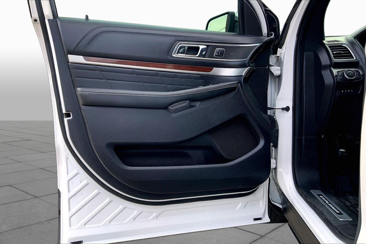 Used 2019 White Platinum Metallic Tri-Coat Ford Platinum image 22