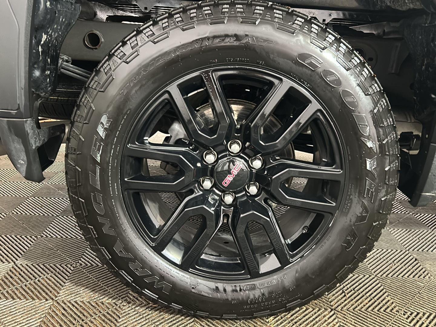 Used 2024 Onyx Black GMC Elevation image 2