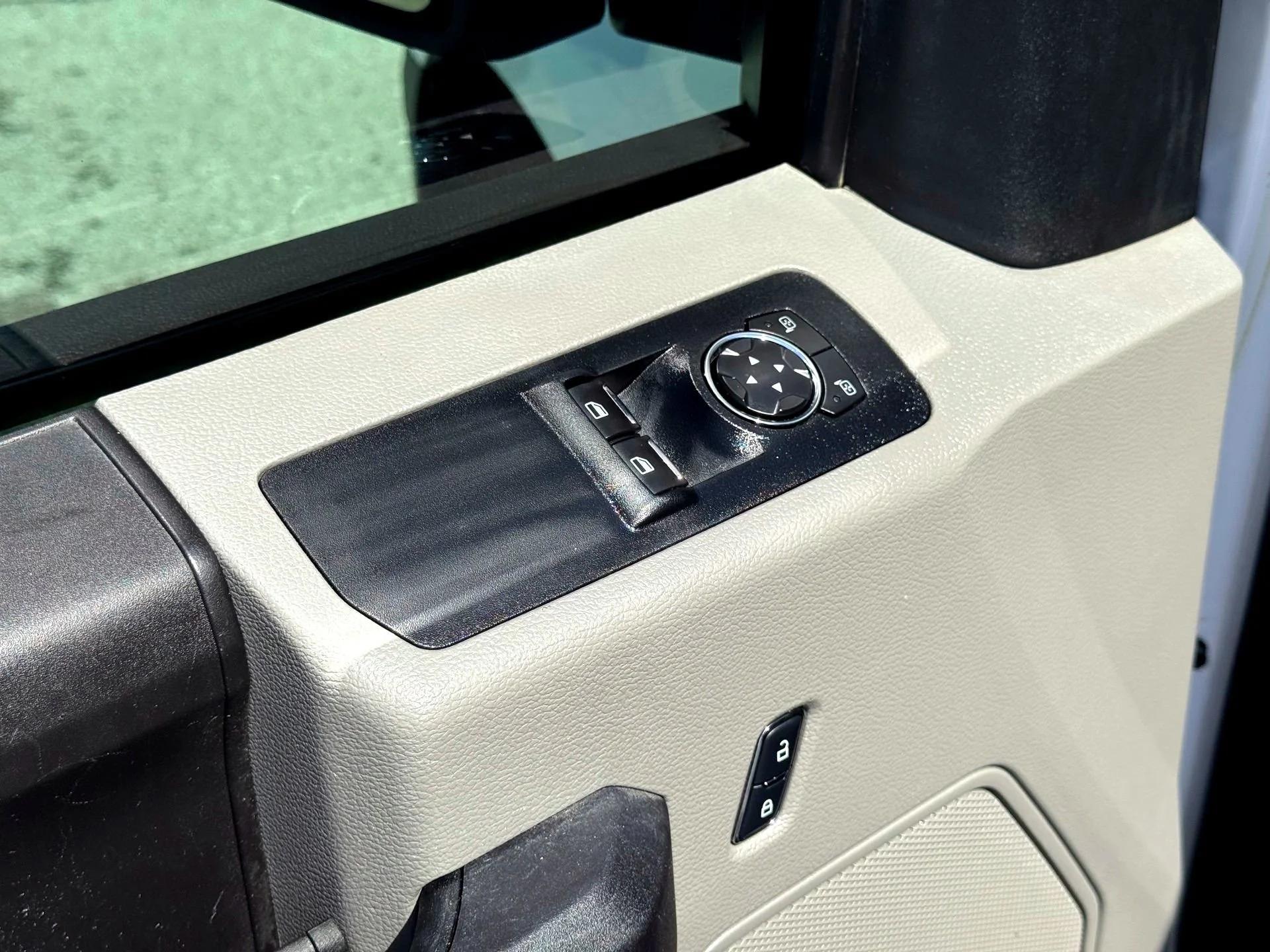 Used 2018  Ford XL image 11