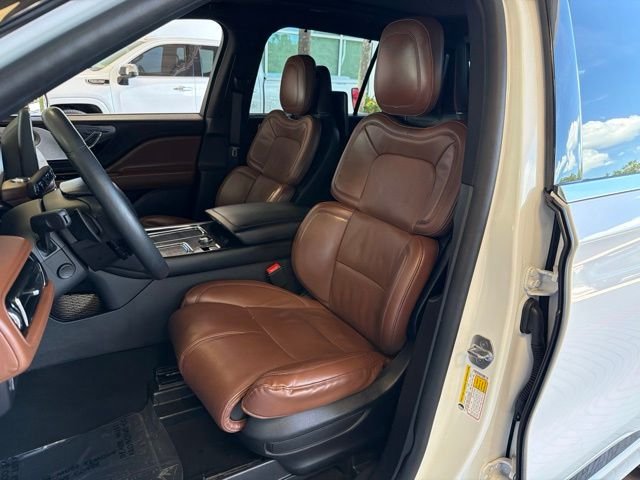 Used 2022 White Lincoln Grand Touring image 14