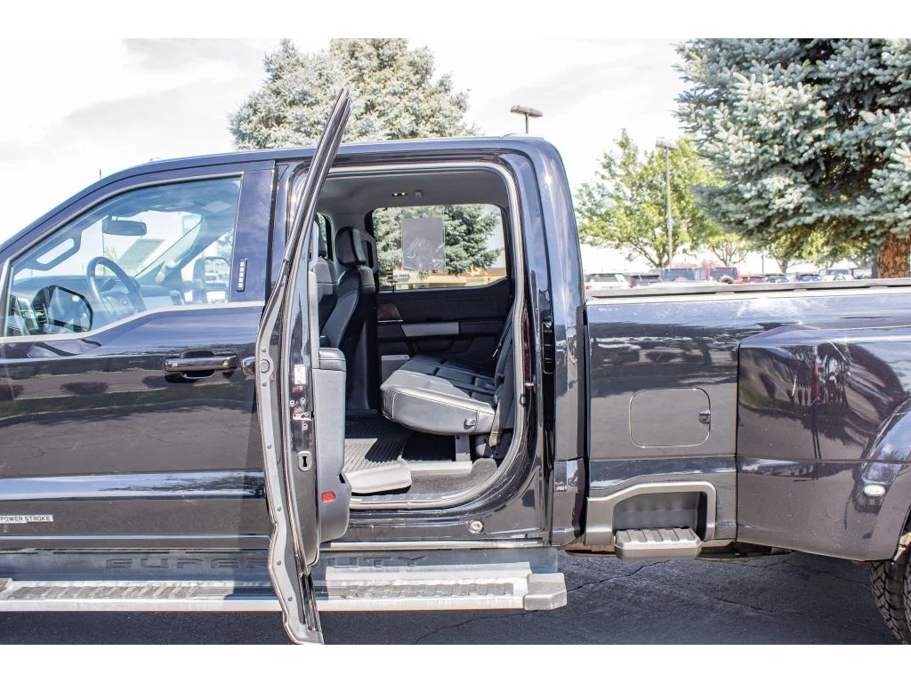 Used 2023 AGATE BLACK Ford LARIAT image 17