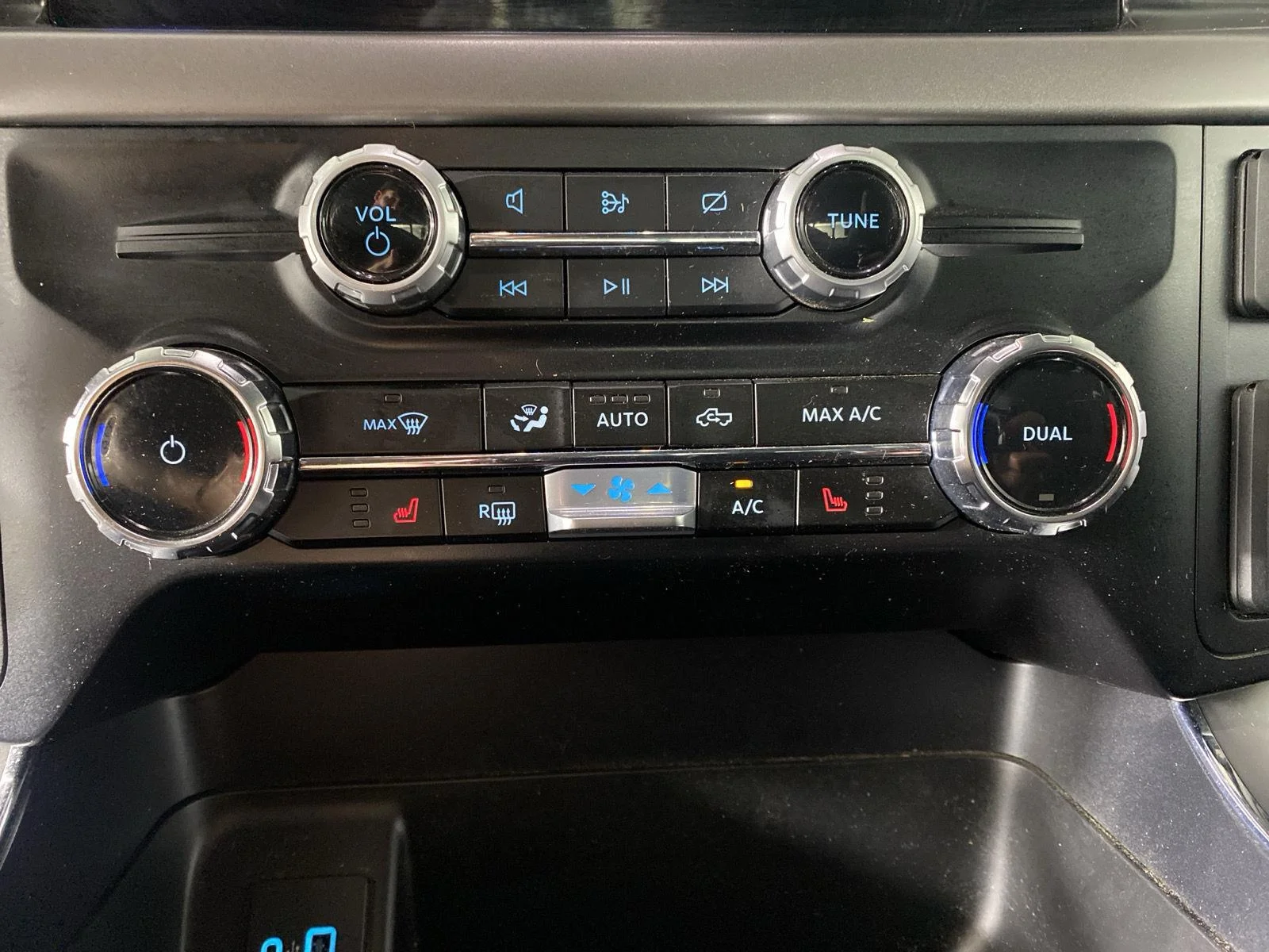 Used 2024 Darkened Bronze Ford XLT image 32
