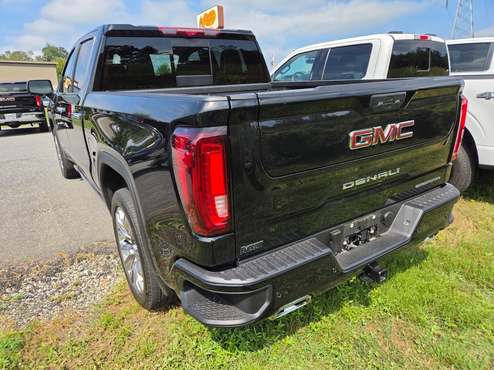Used 2025 Onyx Black GMC Denali image 9