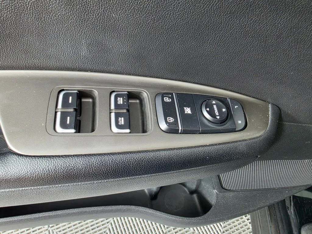 Used 2020 Black Kia S image 24