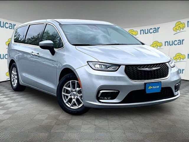 2023 Chrysler Pacifica Touring L's photo