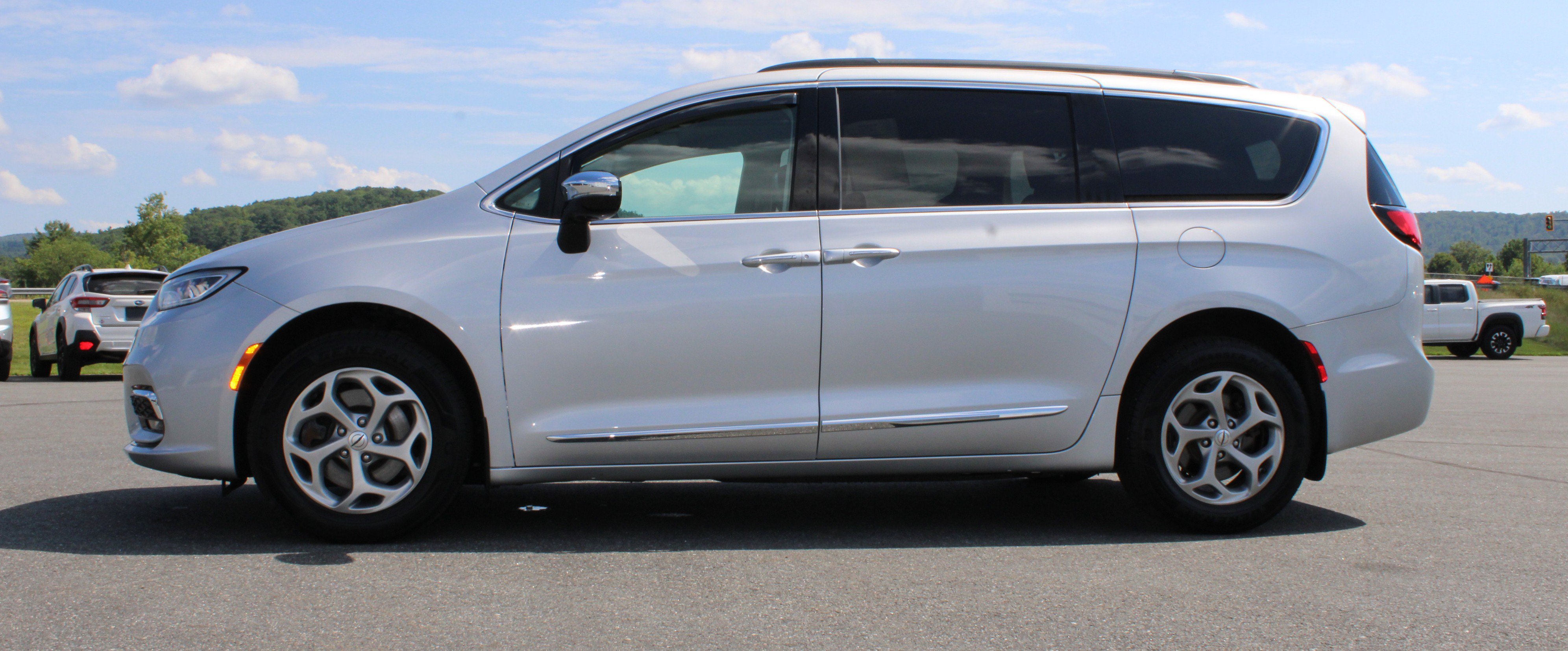 Used 2023 Silver Mist Clearcoat Chrysler Limited image 14