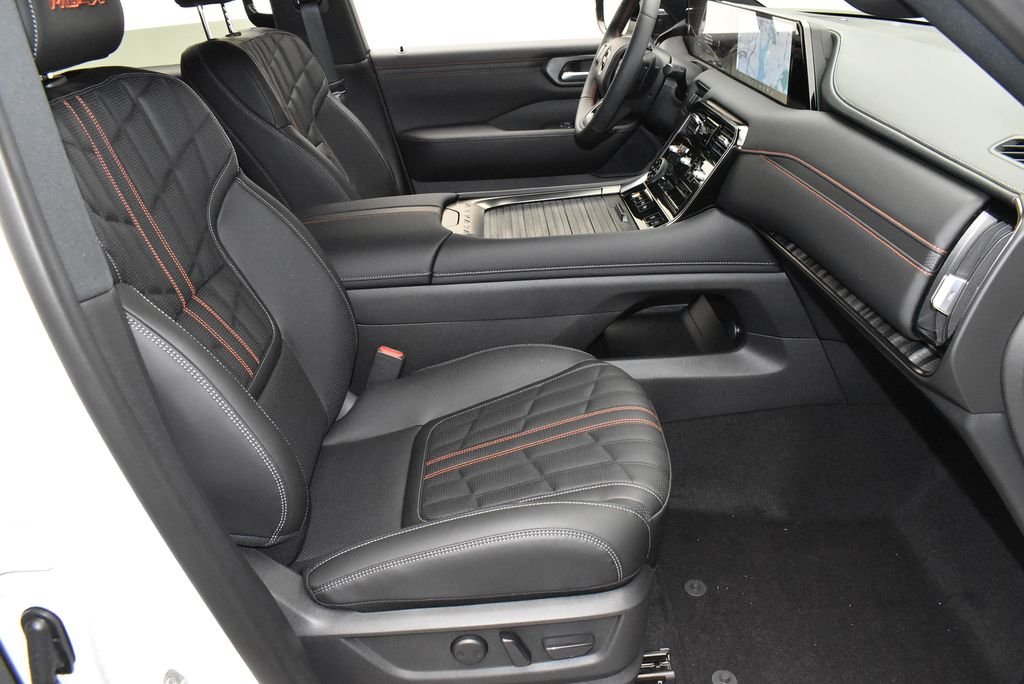 New 2026 Aspen White TriCoat / Super Black Two-tone Nissan PRO-4X® image 25