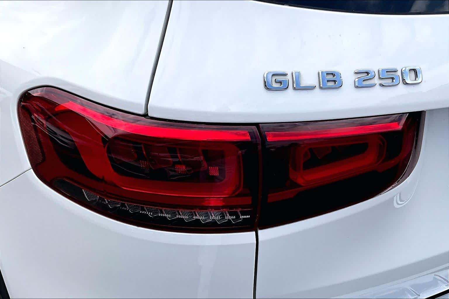Used 2022 Polar White Mercedes-Benz GLB 250 image 29