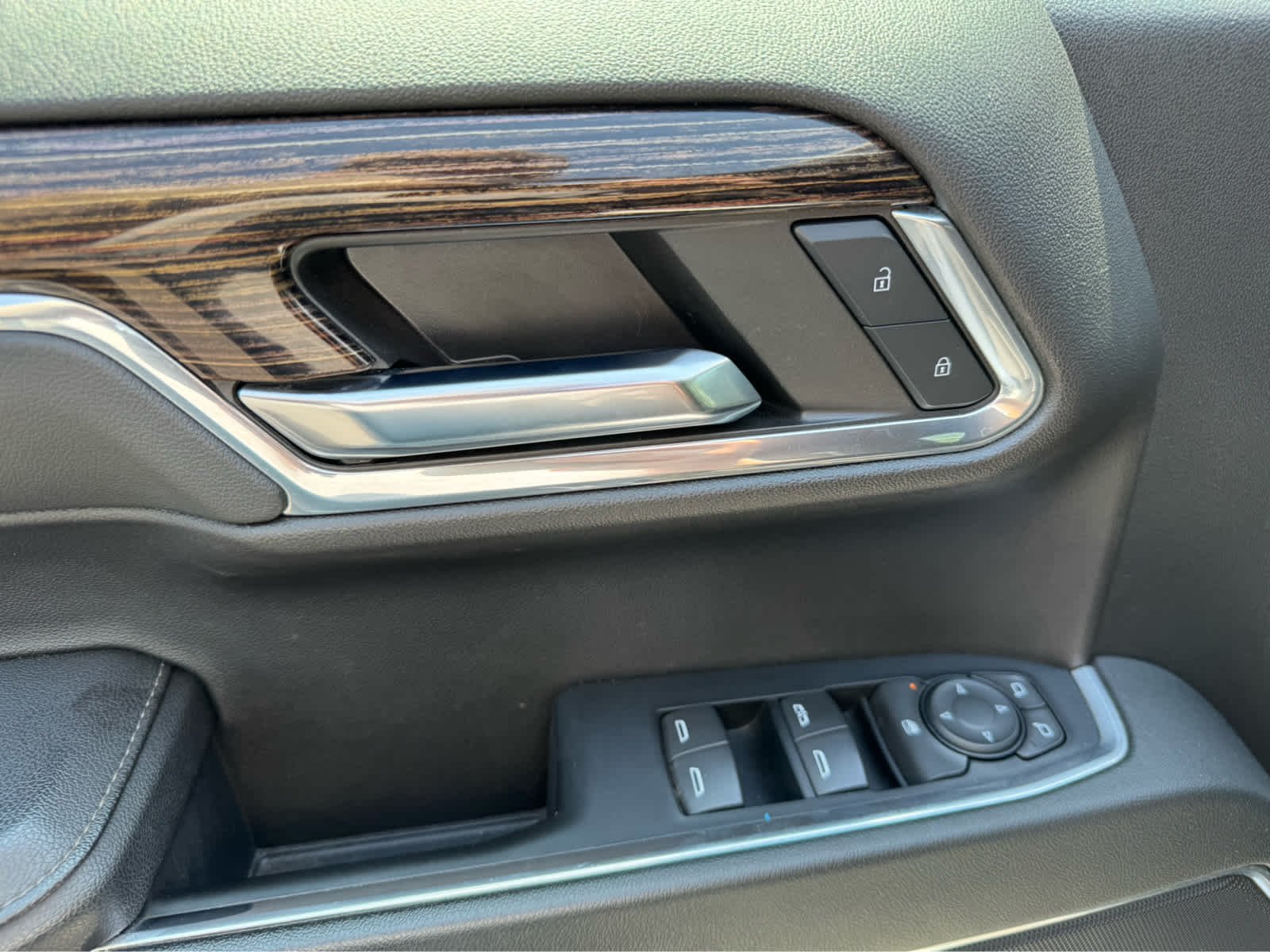 Used 2024 Summit White GMC Elevation image 14