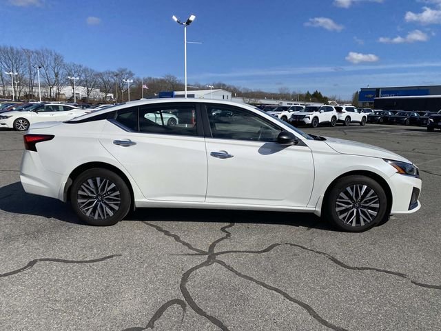 Used 2024 White Nissan 2.5 SV image 4