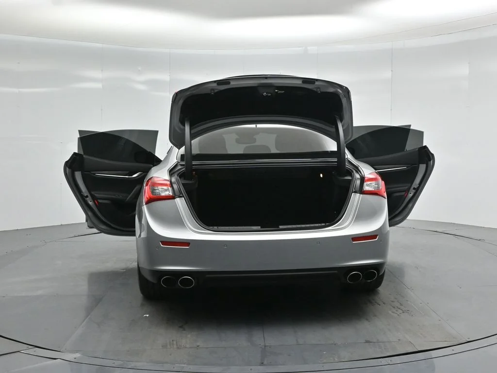 Used 2017 Silver Maserati Base image 29