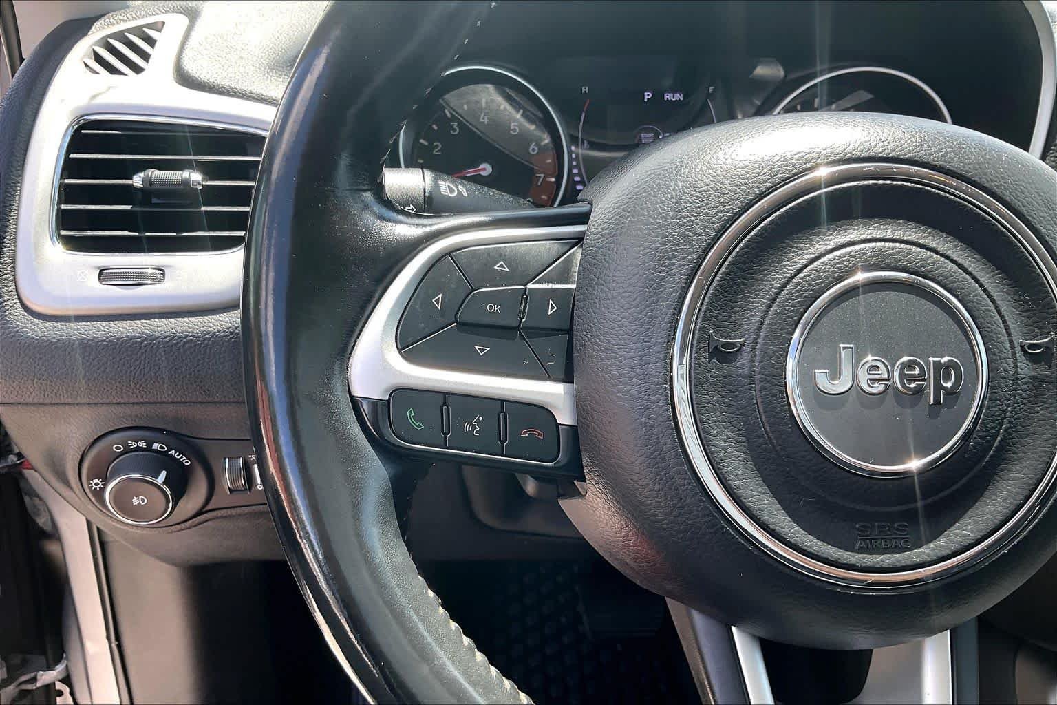 Used 2019 Billet Silver Metallic Clear Coat Jeep Latitude image 23