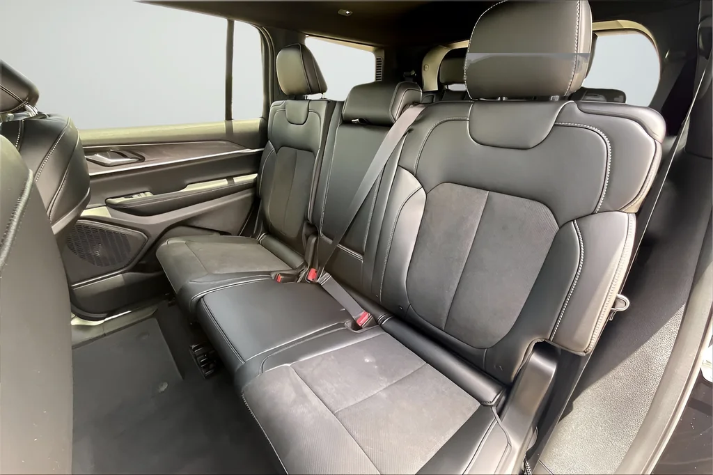 New 2026 Diamond Black Crystal Pearlcoat Jeep Altitude image 22