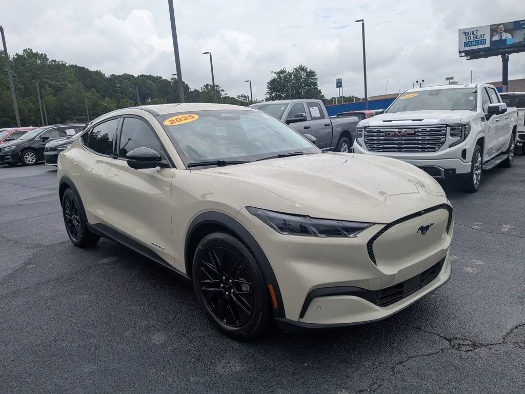 Used 2025  Ford Select image 3