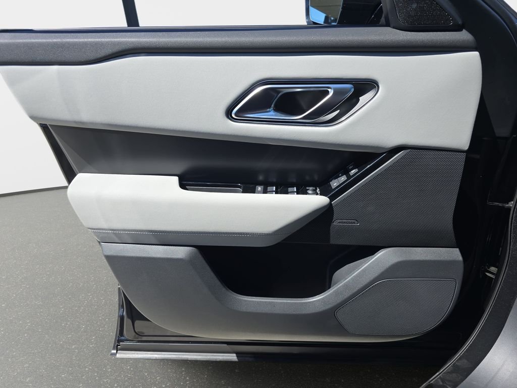 New 2026 Santorini Black Land Rover S image 27