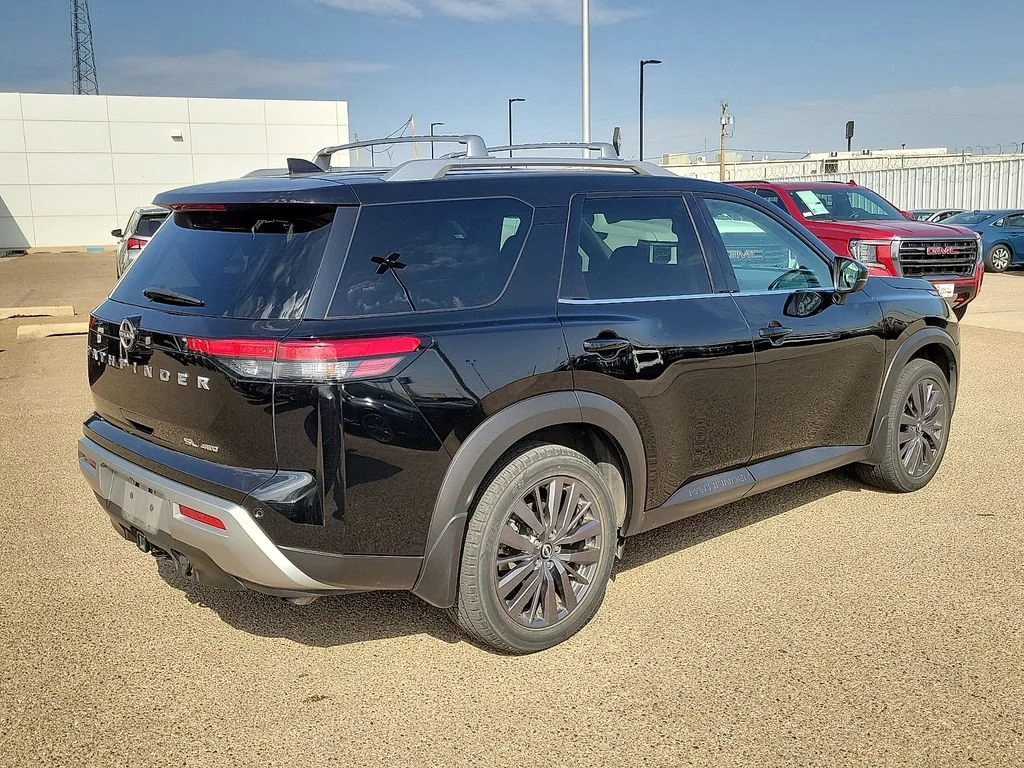 Used 2022  Nissan SL image 11