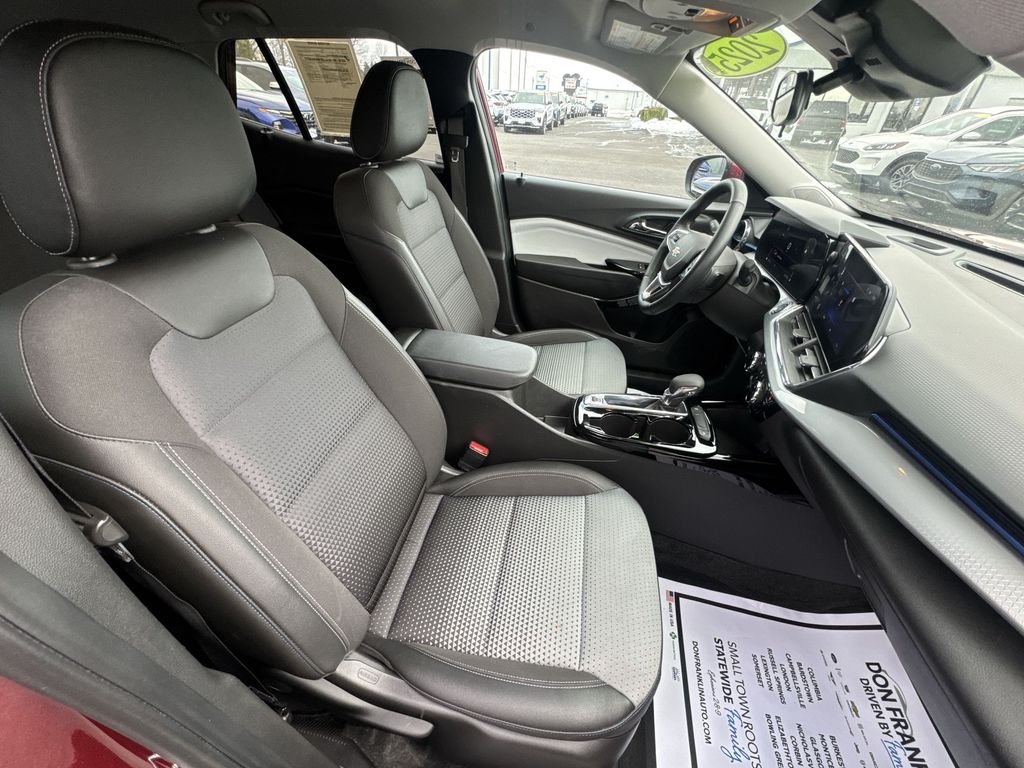 2025 Chevrolet Trax LT - Photo 24
