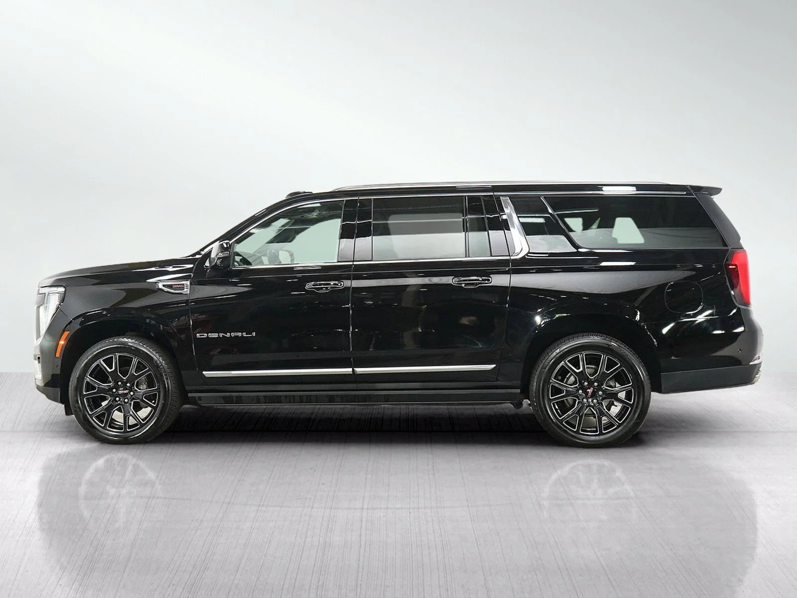 Used 2025 GMC Yukon XL Denali with VIN 1GKS2JRL2SR133951 for sale in Roseville, Minnesota